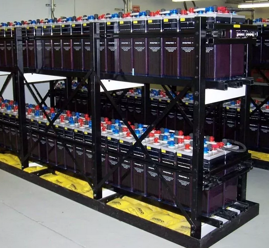 Foto mostrando bancos de baterías fijas en el blog de Digamel Subestaciones